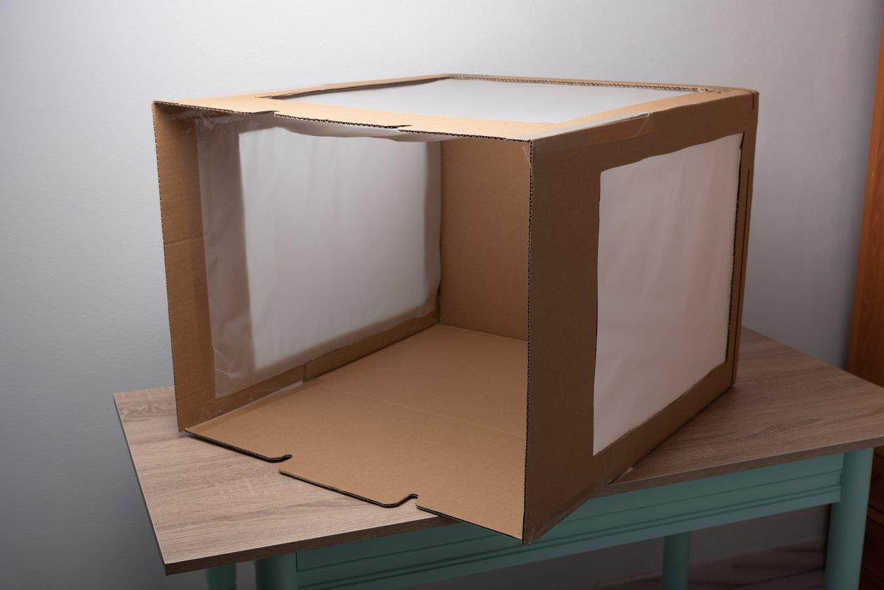 DIY Portable Photo Studio - make your own light box with CARDBOARD!